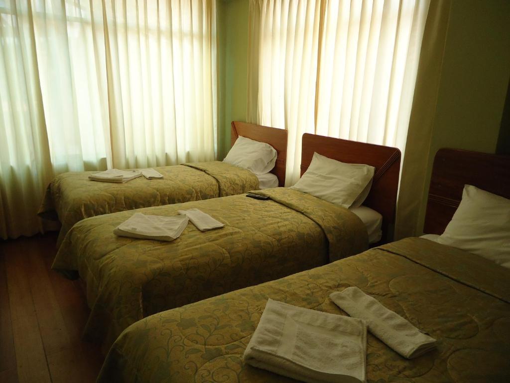Quarto Triplo com Banheiro Privativo