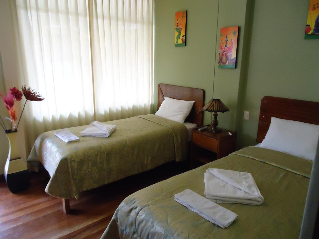 Quarto com 2 Camas de Solteiro e Banheiro Privativo