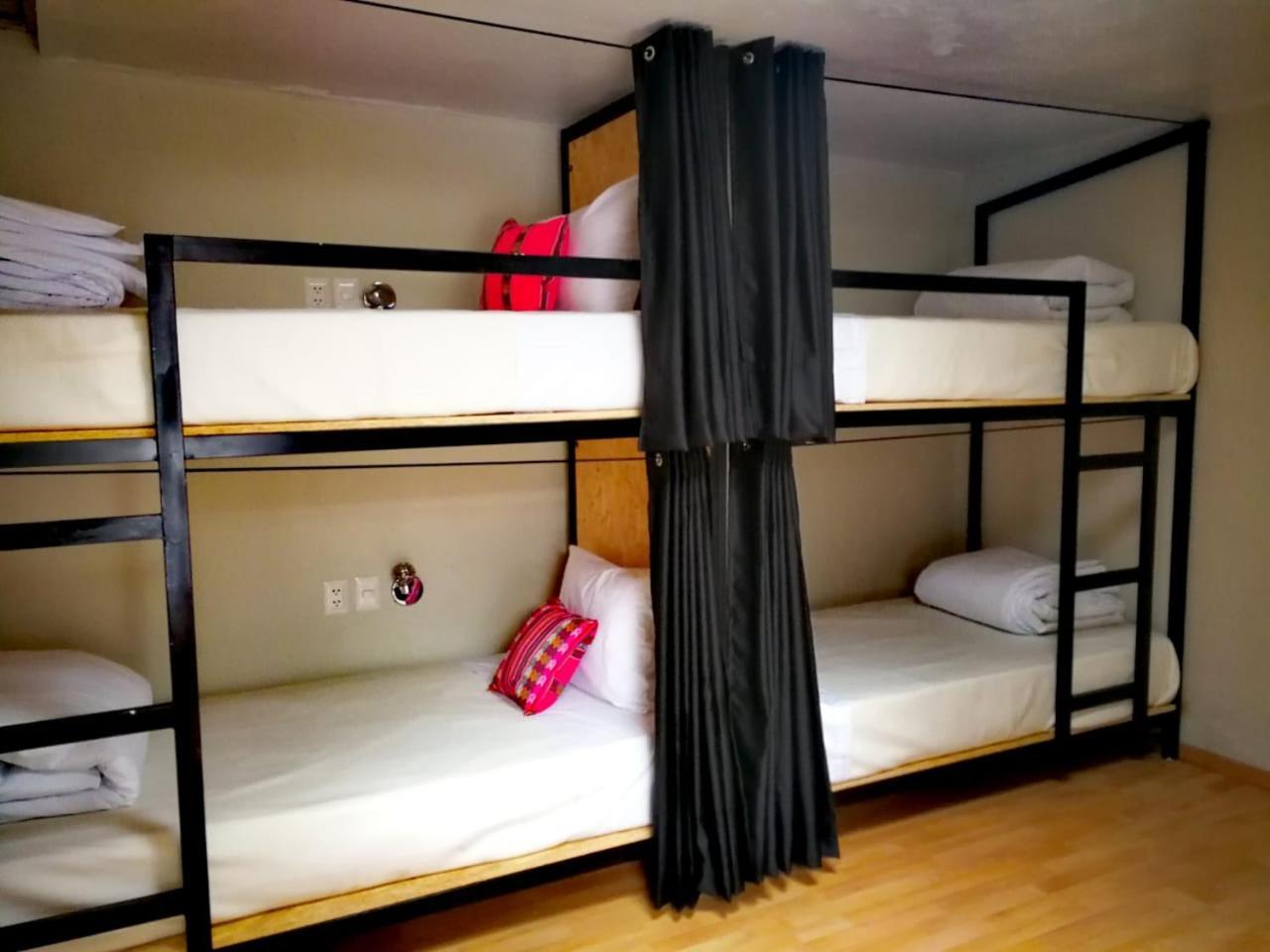 Cama en habitación compartida femenina de 6 camas